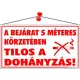 Információs tábla, 22,5x12,5 cm, "A bejárat 5 méteres körzetében tilos a dohányzás!"